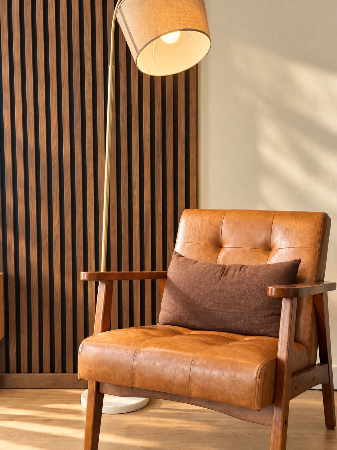 Fauteuil en cuir brun et lampe dans un intérieur chaleureux
